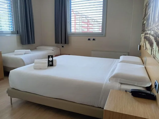 غرفة قياسية ثلاثية بثلاثة أسرّة، B&B Hotel Milano La Spezia 1/8
