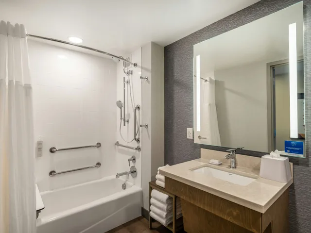 جناح بسرير كينج بإطلالة على النهر لذوي الإعاقة، Homewood Suites by Hilton Toledo Downtown 4/4