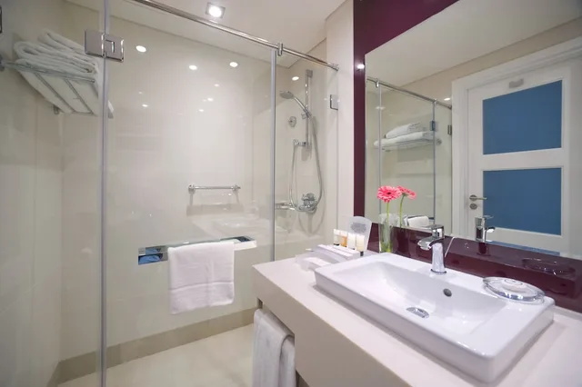 غرفة قياسية بسريرين منفصلين بإطلالة على المسبح، Holiday Inn Muscat al Seeb by IHG 7/8