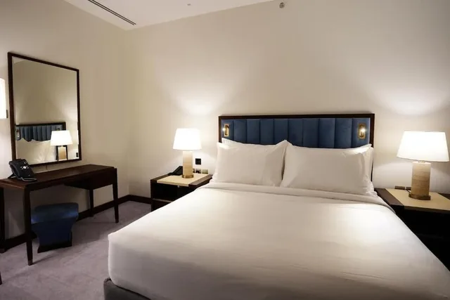 غرفة بسريرين منفصلين بإطلالة على المدينة، فندق بننسولا وورث(Peninsula Worth Hotel) 1/3