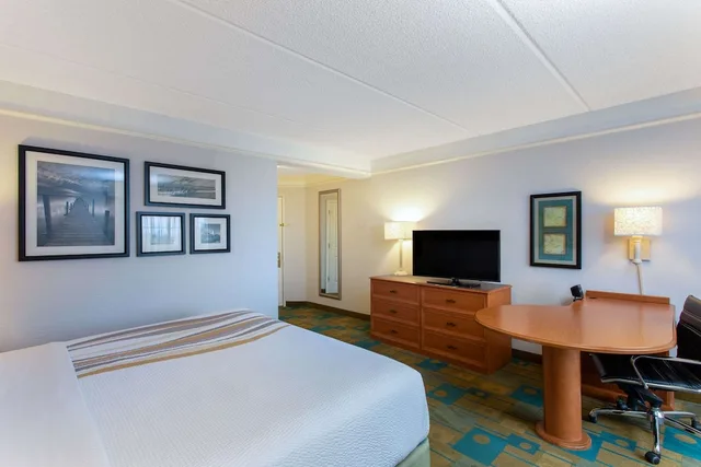 غرفة بسرير كينج لذوي الإعاقة، La Quinta Inn & Suites by Wyndham Jacksonville Butler Blvd 2/10