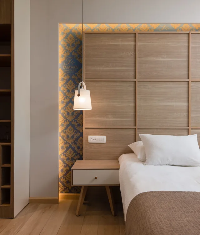 غرفة سوبيريور بسرير كينج بشرفة بإطلالة جزئية على البحر مع أريكة، APARTHOTEL TAMARIS 2/3