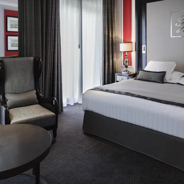 غرفة ديلوكس بسرير كينج وسرير كوين بإطلالة على المدينة، Park Hotel Grenoble - Handwritten Collection 4/6
