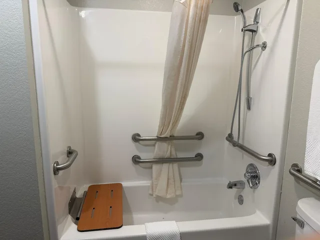 غرفة ديلوكس بسرير كينج لذوي الإعاقة، The Magnolia Hotel Searcy 3/3