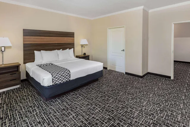 جناح استوديو ديلوكس بسرير كينج، La Quinta Inn & Suites by Wyndham Garland Harbor Point 1/3