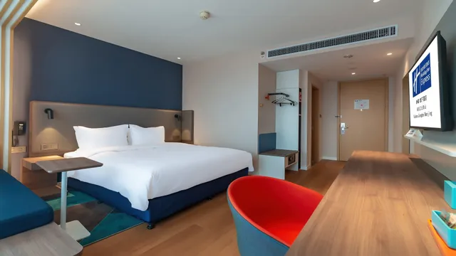 Room, King Bed, Holiday Inn Express Nanjing Jiangbei Yushan 6/9