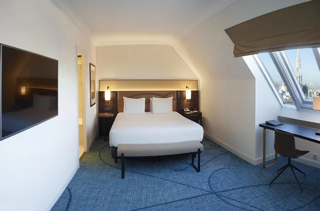 جناح جونيور بسريرين منفصلين مع دخول صالة النادي، Hilton Brussels Grand Place 2/6