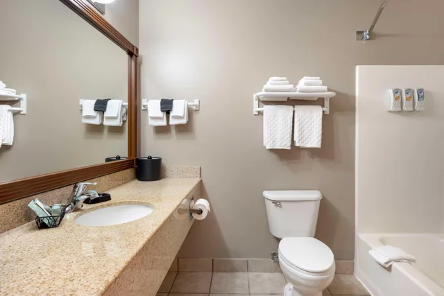 Downstairs, Suite, King Bed, Queen Murphy Bed, Kitchen، Best Western Wheatland Inn 3/4