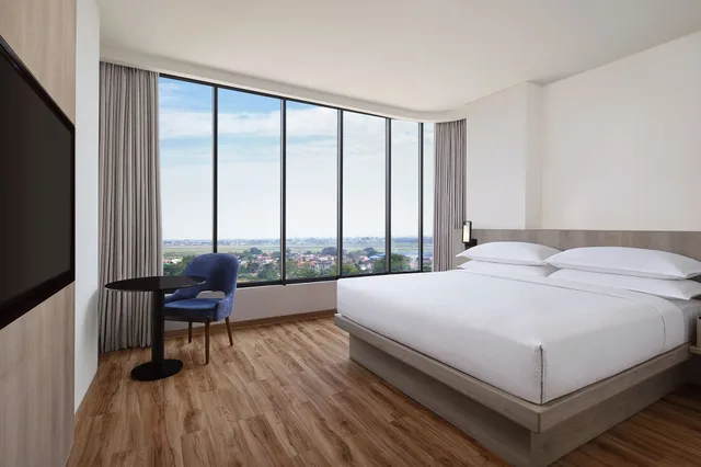 غرفة ديلوكس ركنية بسرير كينج بإطلالة على المدينة، Fairfield by Marriott Jakarta Soekarno-Hatta Airport 1/3