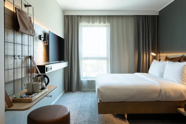 Moxy, Queen Bed, Moxy Plymouth 3/10