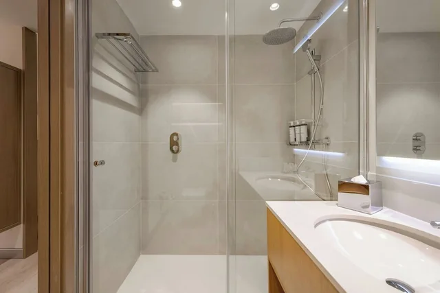 غرفة بسريرين منفصلين بإطلالة على المدينة، AC Hotel Saint-Julien-en-Genevois 2/2
