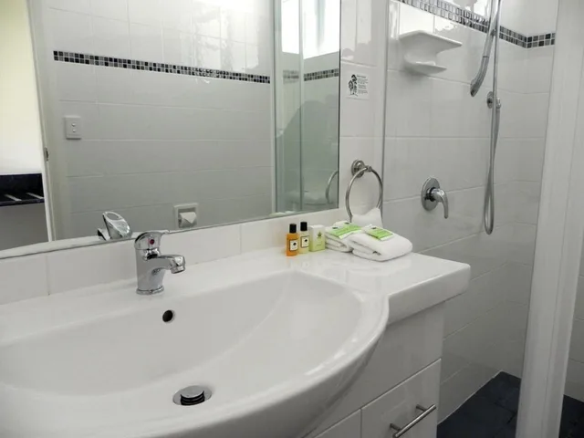 Deluxe, Queen Bed, Moore Park Inn 5/5