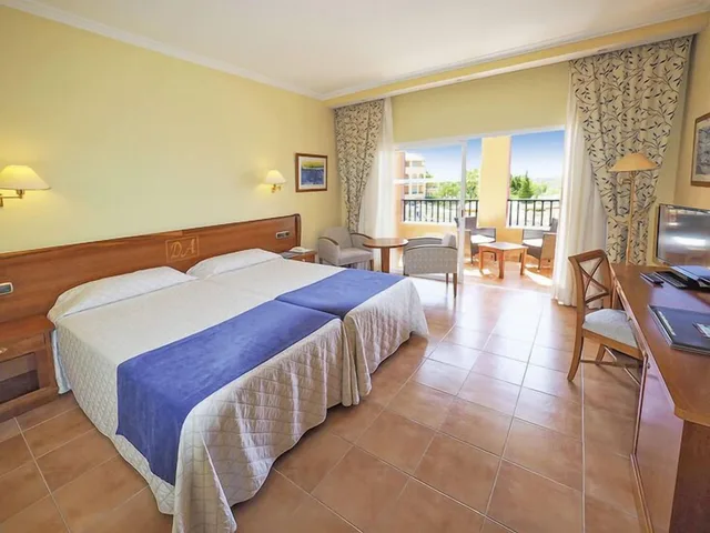 غرفة رباعية بأربعة أسرّة بإطلالة على البحر بشرفة، Hotel Bordoy Don Antonio (ex Continental Don Antonio) 7/10