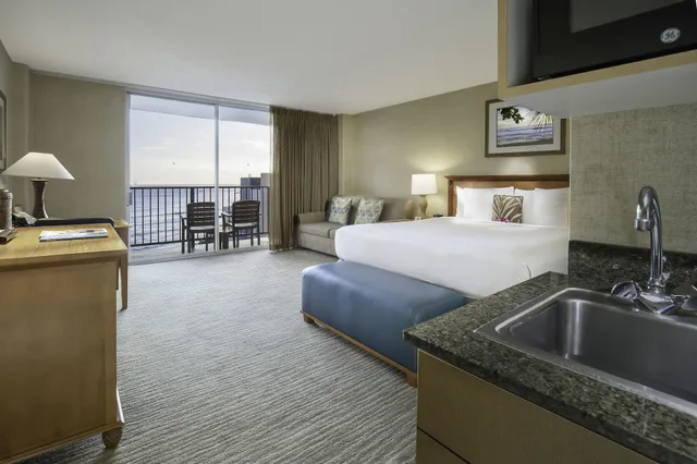 غرفة ديلوكس ركنية بسرير كينج بإطلالة على البحر مع أريكة، Waikiki Resort Hotel 6/8