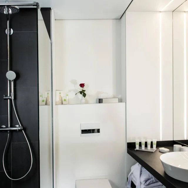 غرفة بزنس بسرير مزدوج مع أريكة، Airport Plaza Hotel Hamburg 5/8