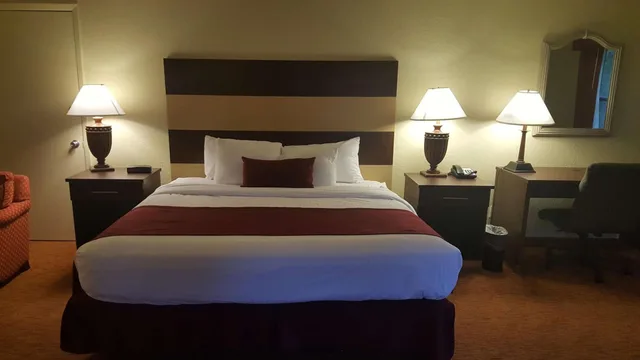 جناح جونيور بسرير كوين مع أريكة، Best Western Pine Springs Inn 5/9