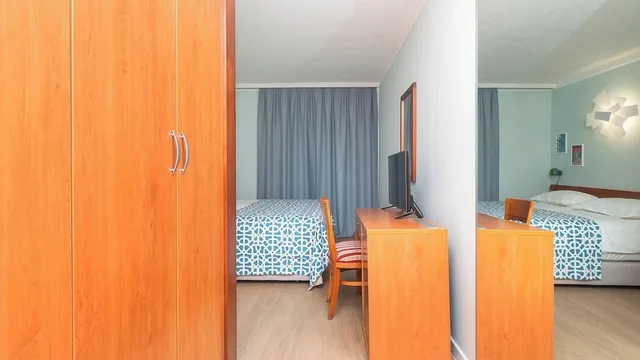 Room, Twin Beds, Park or Courtyard View, Balcony، Amadria Park Beach Hotel Niko 3/7