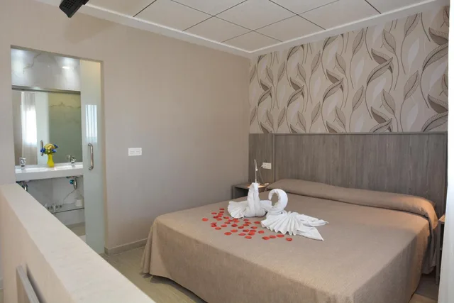 جناح بسرير كوين بجاكوزي، Torrejoven Hotel 2/9