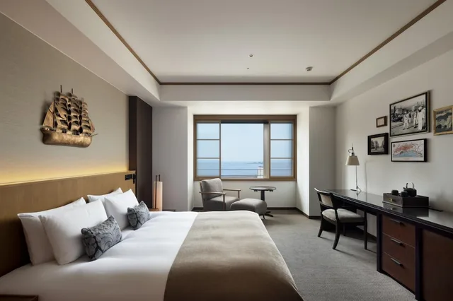 غرفة بسرير كينج بإطلالة على المرفأ، Oriental Hotel 1/1