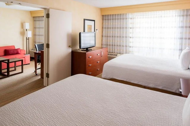 1 Bedroom, 2 Rooms, Suite, 2 Queen Beds, Sofa, Courtyard by Marriott Des Moines West Clive 2/4