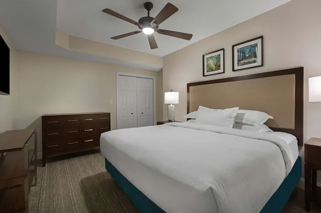 جناح بسرير كينج بإطلالة على البحر بشرفة مع أريكة، Hilton Grand Vacations Anderson Ocean Club in Myrtle Beach 1/5