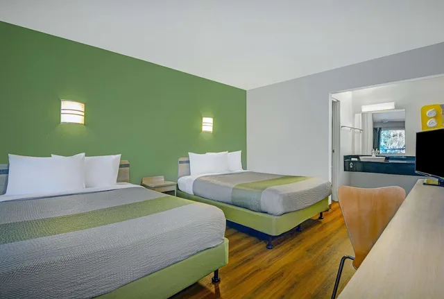 Standard, 2 Queen Beds, Motel6 Tallahassee, FL - Downtown 2/4