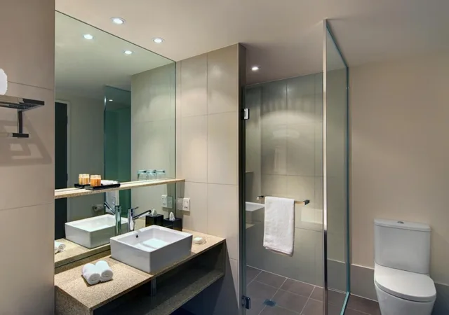 Junior Suite, King Bed, Balcony, PULLMAN ADELAIDE 4/4