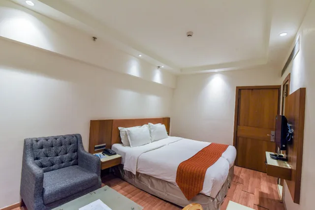غرفة ديلوكس بسرير كوين، HOTEL EMERALD PARK-SHARANPUR 2/2