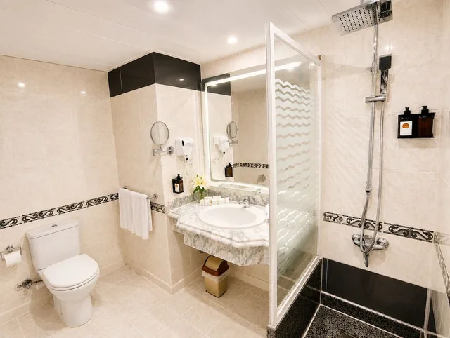 غرفة ملكية كلوب بإطلالة جزئية على البحر، Regency Plaza Aqua Park Spa Resort 6/8