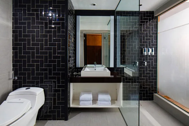 غرفة بسرير كينج بإطلالة على المسبح، Four Points By Sheraton Balikpapan 3/4
