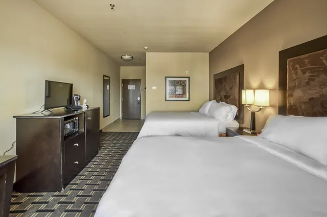 جناح بسريرين كوين مع أريكة بمنطقة جلوس لذوي الإعاقة، Holiday Inn Express Suites Beeville 6/10