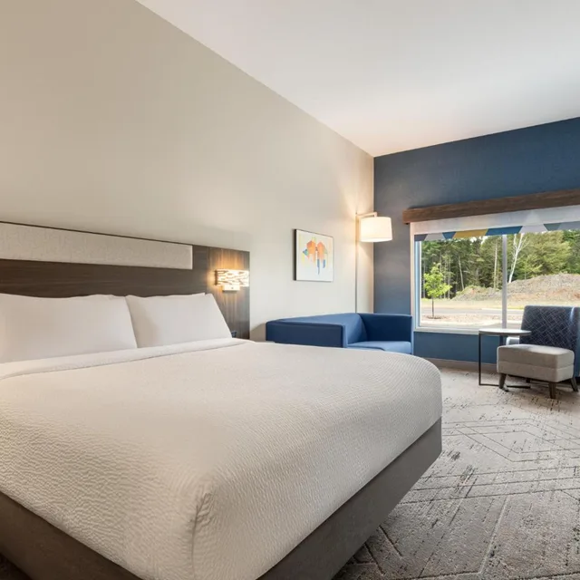 جناح بسرير كينج وسريرين كوين، Holiday Inn Express & Suites Rhinelander, an IHG Hotel 1/5