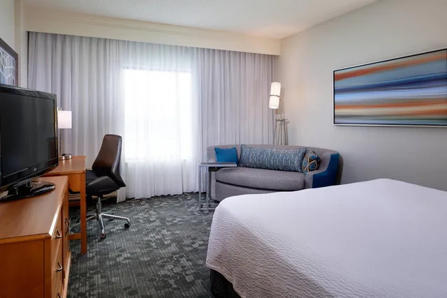 غرفة بسرير كينج مع أريكة بحوض استحمام لذوي الإعاقة، Courtyard Kansas City Overland Park/Convention Center 1/5