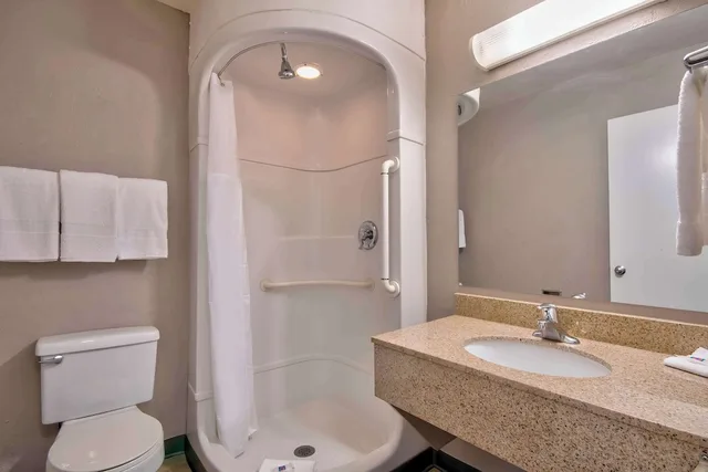 غرفة قياسية بسرير كينج للمدخنين، Motel6 Santa Fe, NM 5/6