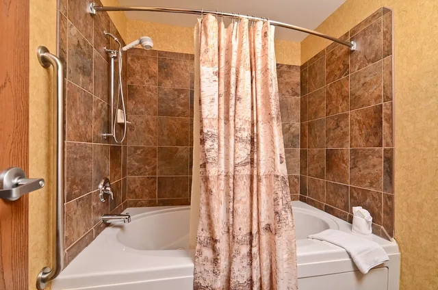 جناح بسرير كينج مع أريكة بحوض جاكوزي، Best Western Plus Kelly Inn and Suites 8/10