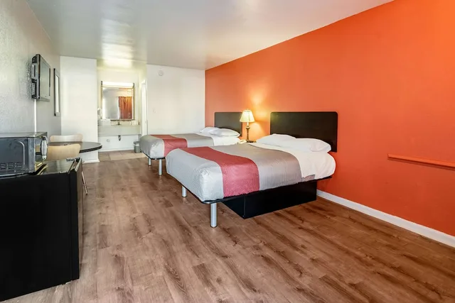غرفة ديلوكس بسريرين مزدوجين بمطبخ صغير للمدخنين، Motel6 Portsmouth, VA 5/10