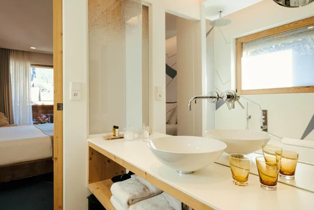Deluxe, King Bed, Mountain View, Living Area, Hotel Chalet Les Saytels, Signature Collection 3/4