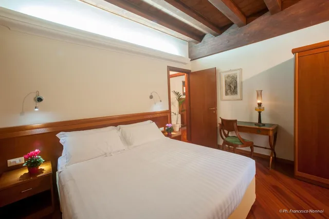 جناح، Hotel Flora 1/5