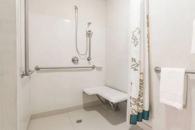 جناح بسريرين مزدوجين بغرفتي نوم لذوي الإعاقة، Residence Inn Cleveland Independence 2/2