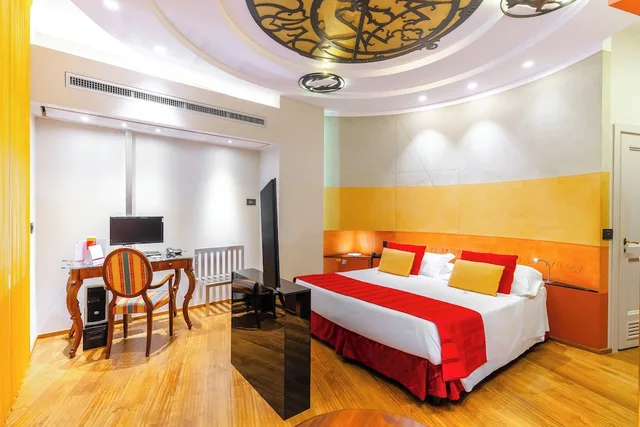 غرفة ديلوكس ثلاثية بسرير كوين مع أريكة، Art Hotel Commercianti 1/10