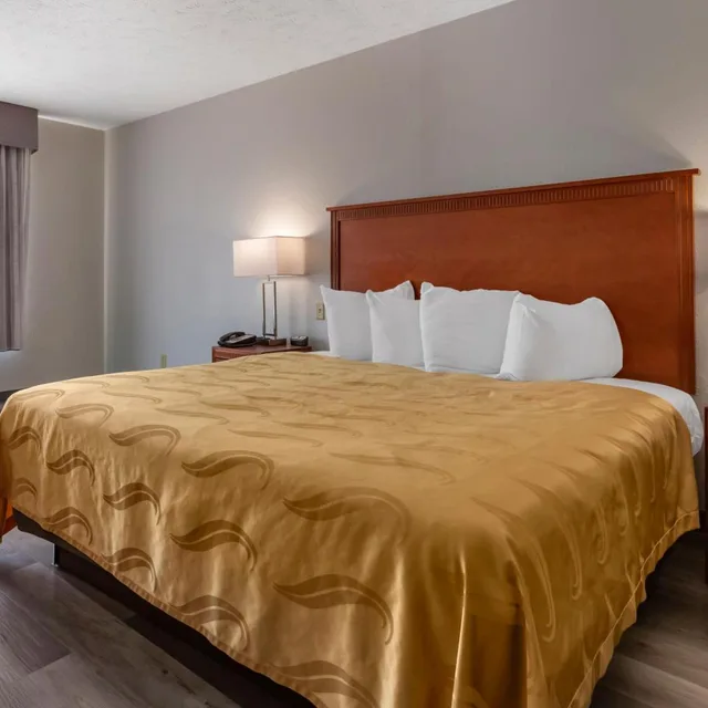 غرفة بسرير كينج بحوض استحمام لذوي الإعاقة، Quality Inn Fayetteville near Fort Bragg 2/5