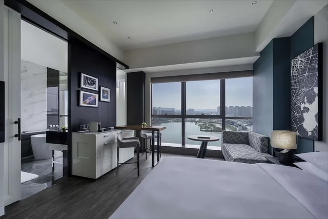 غرفة ديلوكس بسرير كينج بإطلالة على البحيرة، Hyatt Centric Lakeside Ningbo 1/2