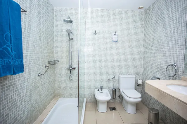 شقة ملكية بشرفة مفردة بسريرين منفصلين بإطلالة جزئية على البحر مع أريكة، Servatur Terrazamar & Sun Suite 5/6