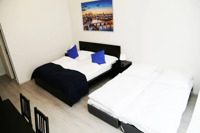 غرفة رباعية بسرير كينج مع أريكة، Main Hotel Frankfurt City 2/5