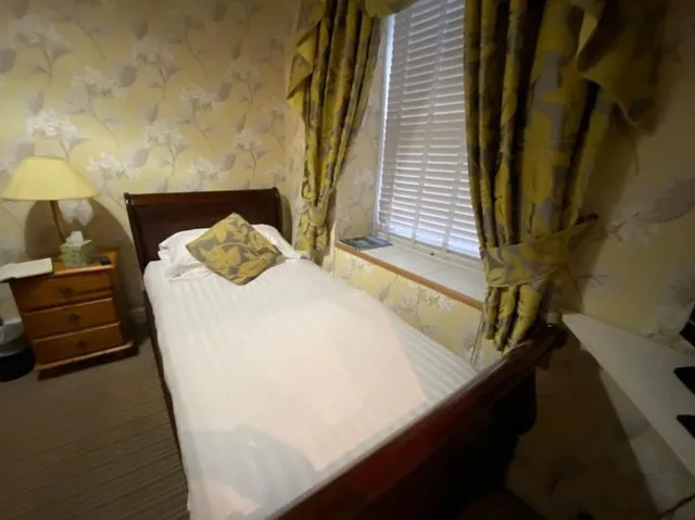 غرفة اقتصادية مفردة بسرير فردي، OYO Lamphey Hall Hotel 2/3
