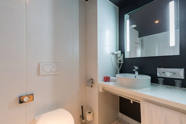 غرفة ديلوكس بسرير كينج، Leonardo Hotel Almere City Center 7/9