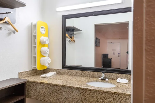 غرفة ديلوكس بسرير كينج للمدخنين، Motel6 Houston Tx East 9/9