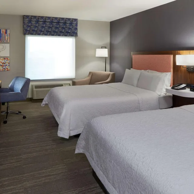 غرفة بسرير كينج وسريرين كوين، Hampton Inn and Suites by Hilton Montreal Dorval 2/3