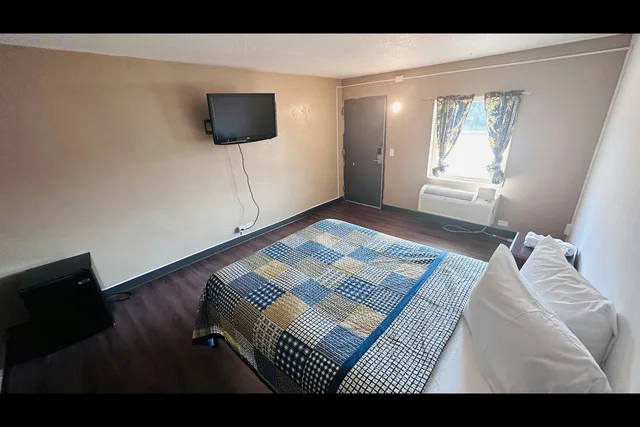 غرفة بسرير كينج، Hallmark Inn By OYO Fort Wayne 1/2