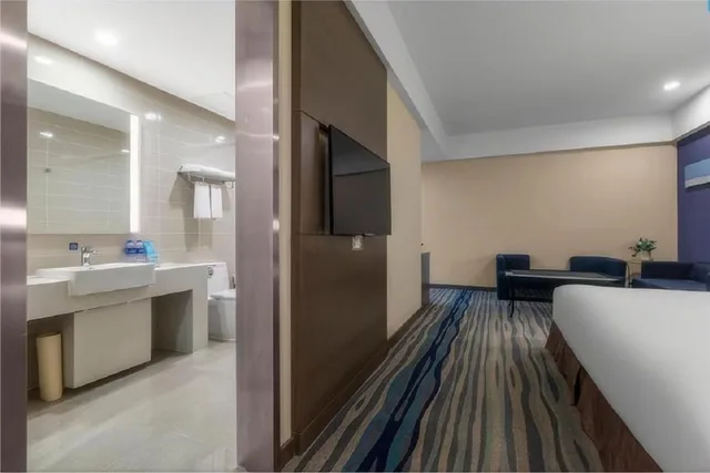 Suite, King Bed, Atrium View, No Window, Holiday Inn Express SHENYANG NORTH STATION 5/5